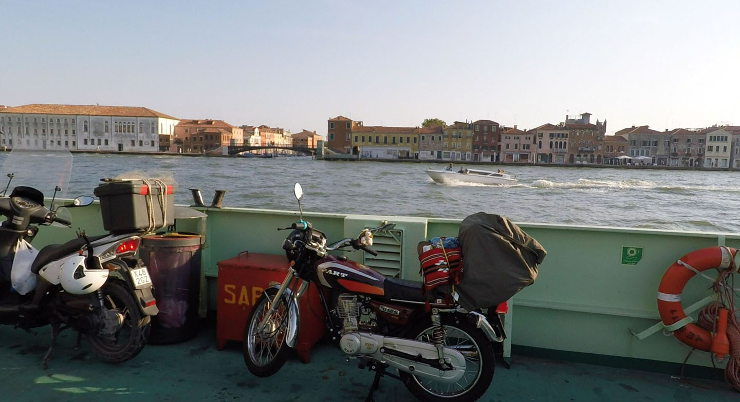 Une moto à Venise, ça tangue énormément